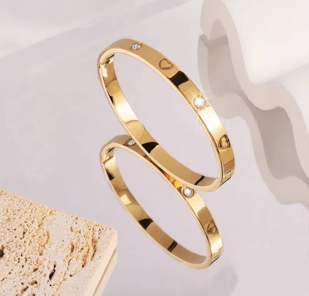Bracelet Jonc "Éternel Cœur" Cœurs Gravés et Strass