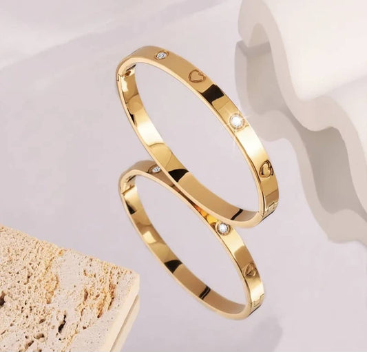 Bracelet Jonc "Éternel Cœur" Cœurs Gravés et Strass